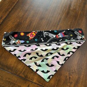 Over the collar reversible Halloween bandana size large. Fits collars 18-21in.